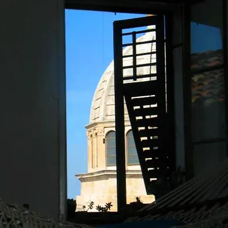 Johnny's Place Szybenik